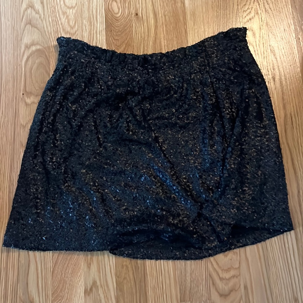 The brand is Joe fresh. It is a size medium.